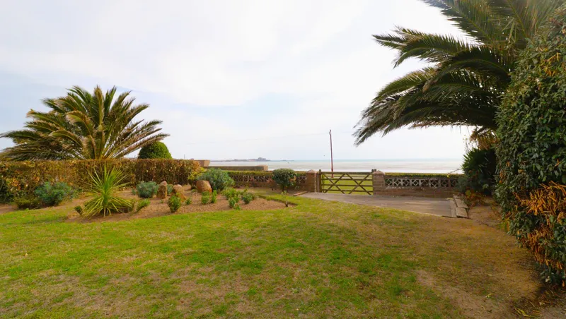 Stunning seafront location – 6 bedroom detached property — photograph 5