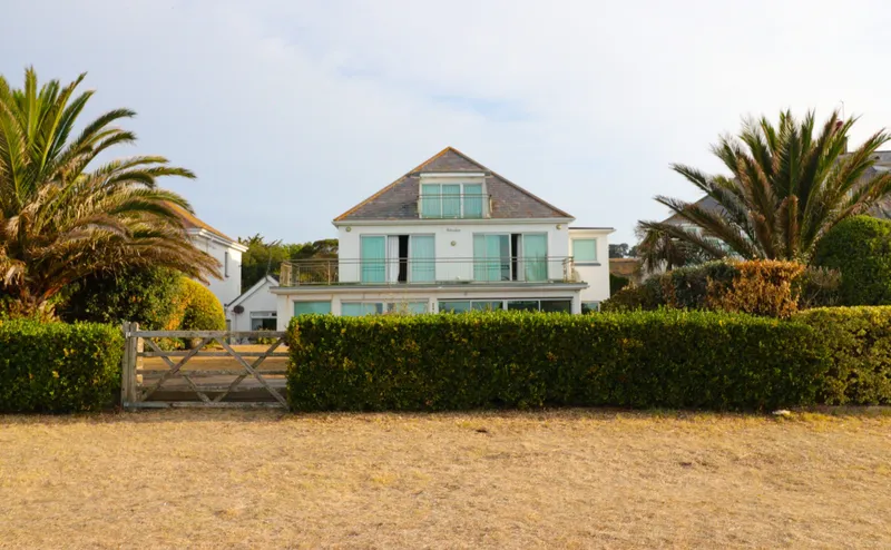 Stunning seafront location – 6 bedroom detached property — photograph 2