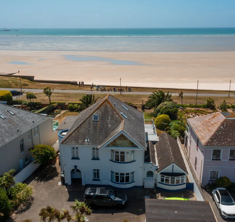 Stunning seafront location – 6 bedroom detached property — main photograph