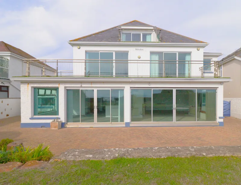 Stunning seafront location – 6 bedroom detached property — photograph 2