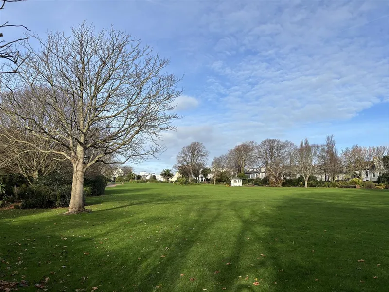 8 Park View Apts La Route Du Fort, St. Saviour, Jersey — photograph 9