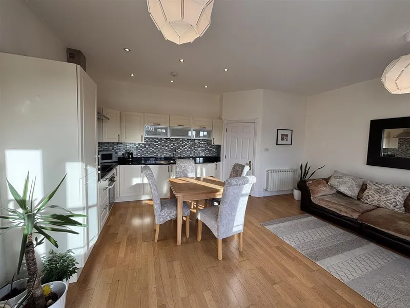 8 Park View Apts La Route Du Fort, St. Saviour, Jersey — photograph 4