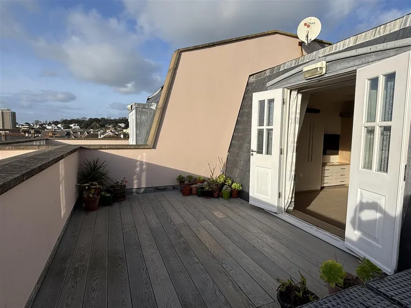 8 Park View Apts La Route Du Fort, St. Saviour, Jersey — photograph 2