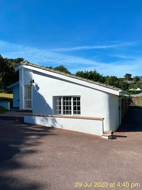 Spacious 2 Bedroom Bungalow — main photograph