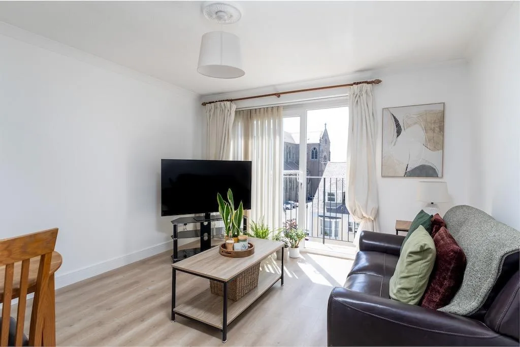 SP117 | Top floor 2 bedroom apartment | St Helier — photograph 1