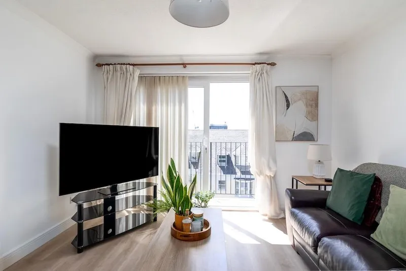 SP117 | Top floor 2 bedroom apartment | St Helier — photograph 3