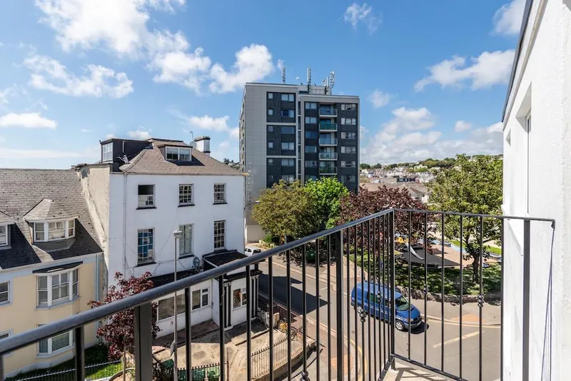 SP117 | Top floor 2 bedroom apartment | St Helier — photograph 2