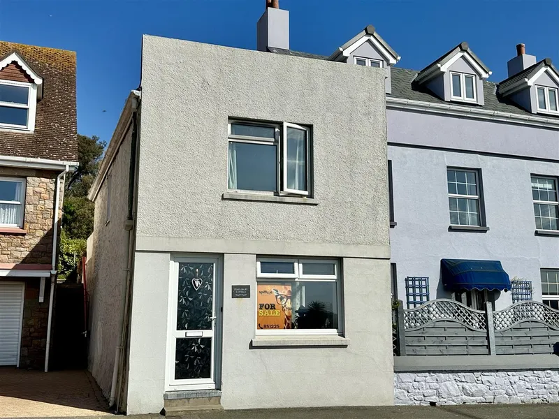 SP188 | 2 Bedroom cottage with outside space | First Tower — main photograph