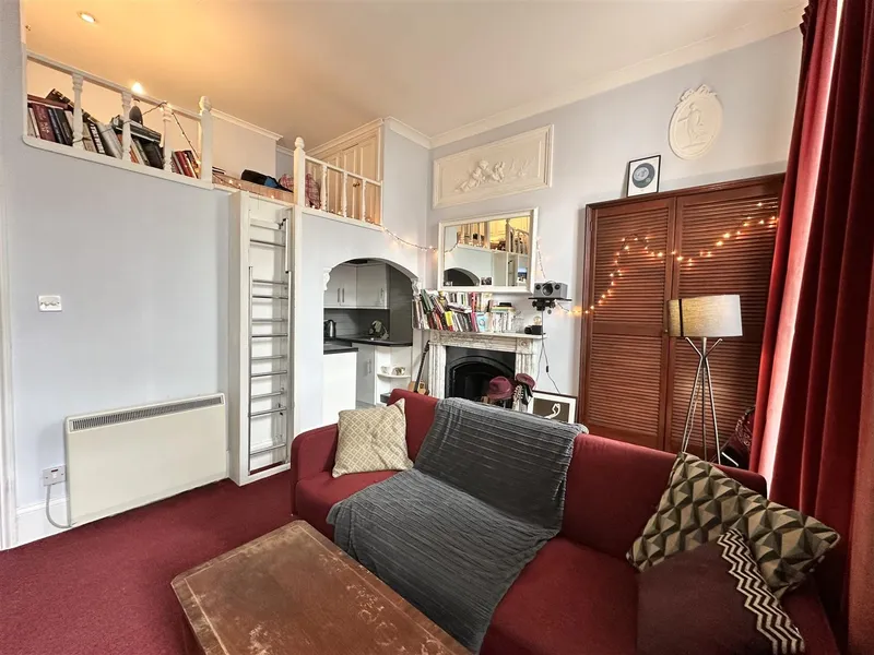 SP312 | Studio apartment on the edge of town | St Helier — photograph 3