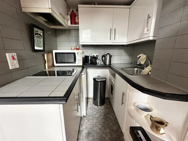 SP312 | Studio apartment on the edge of town | St Helier — photograph 4