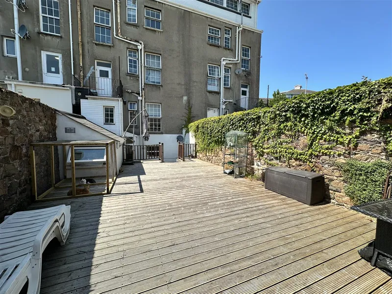 SP331 | 1 Bedroom basement flat with garden & parking | St Helier — photograph 8