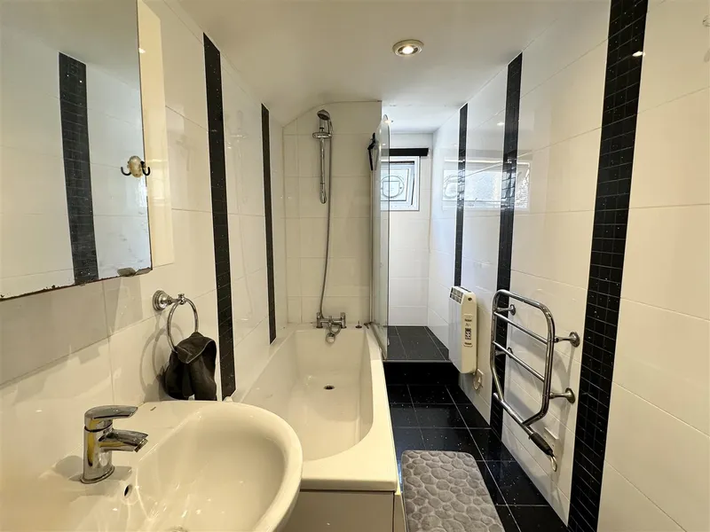 SP331 | 1 Bedroom basement flat with garden & parking | St Helier — photograph 5