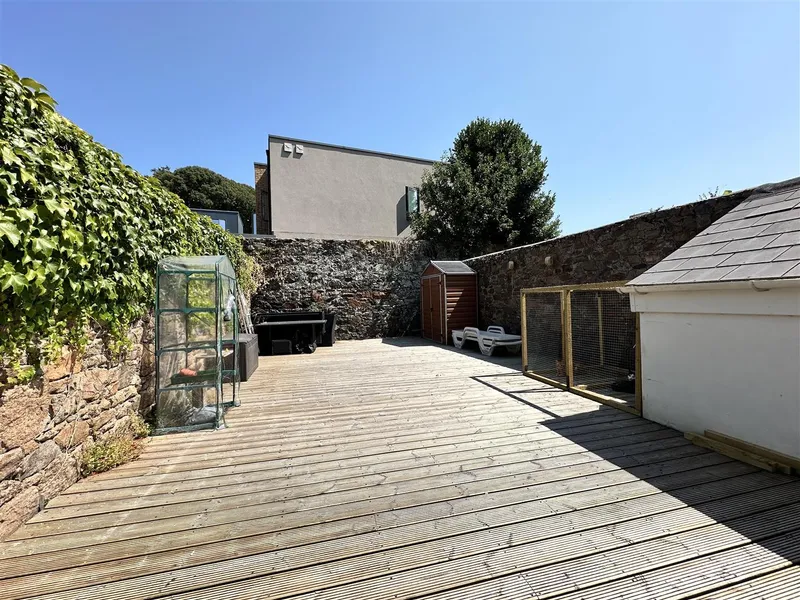 SP331 | 1 Bedroom basement flat with garden & parking | St Helier — photograph 6