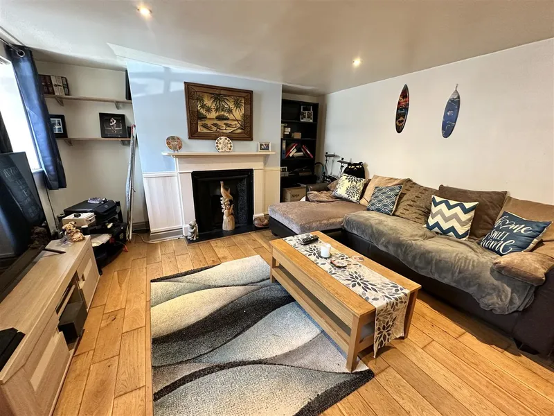 SP331 | 1 Bedroom basement flat with garden & parking | St Helier — photograph 2
