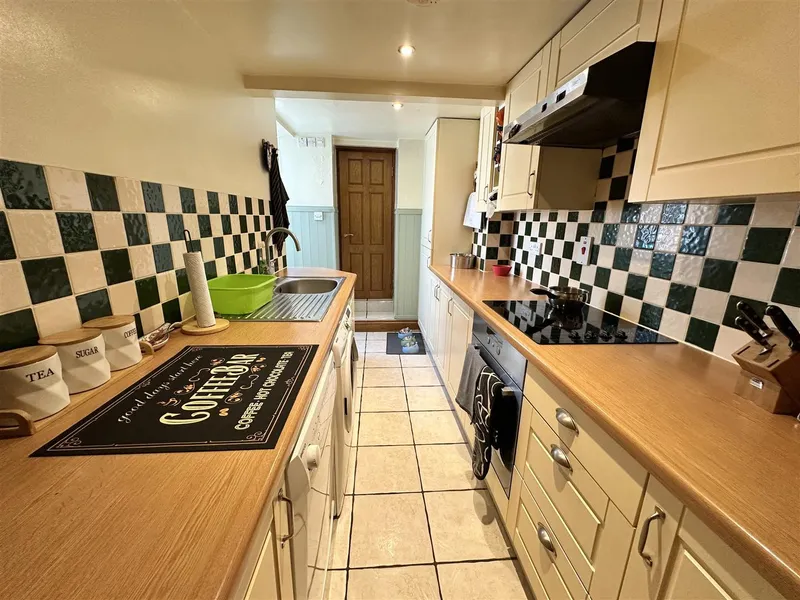 SP331 | 1 Bedroom basement flat with garden & parking | St Helier — photograph 3