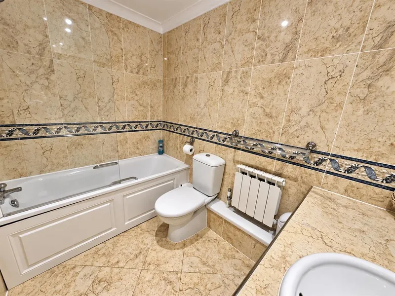 SP049 | 3/4 Bedroom duplex apartment with parking | St Clement — photograph 10