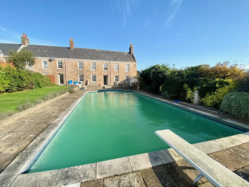 SL215 | Large 3 bedroom home with swimming pool | St Helier — photograph 2