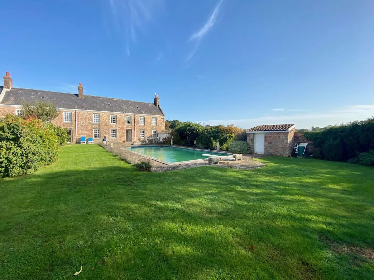 SL215 | Large 3 bedroom home with swimming pool | St Helier — photograph 1