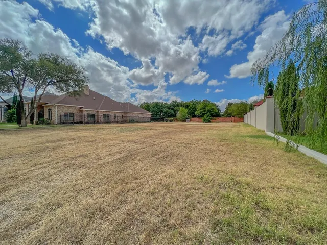 Photo 6 — 1910 Aberdeen Avenue, Lubbock, TX 79407
