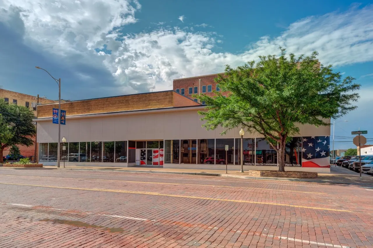 Photo 3 — 1013 Broadway, Lubbock, TX 79401