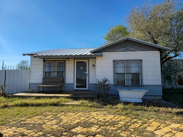 Front exterior — 318 S Ave A, Crosbyton, TX 79322