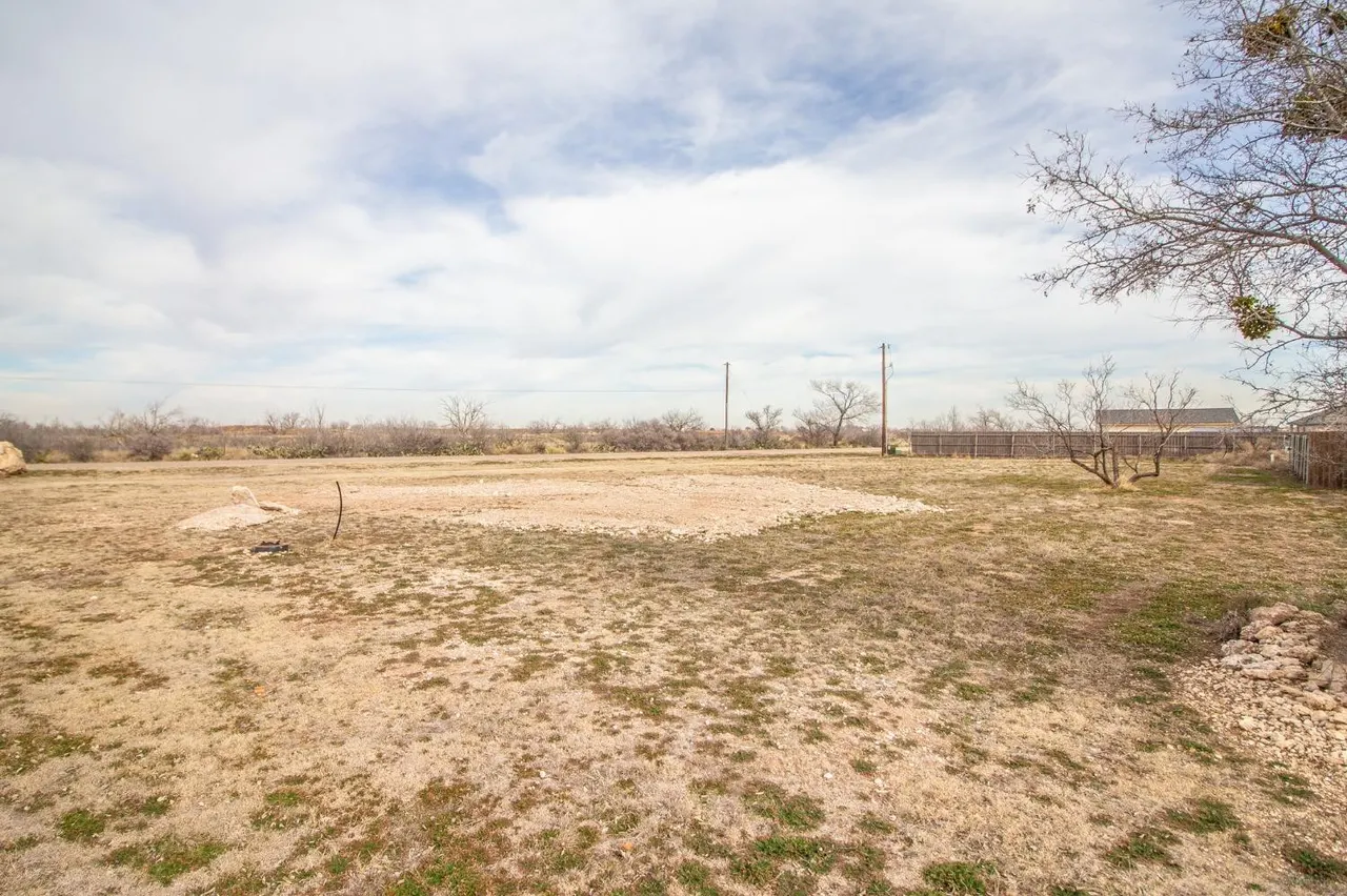 Photo 3 — 329 Mesa Drive, Lubbock, TX 79404