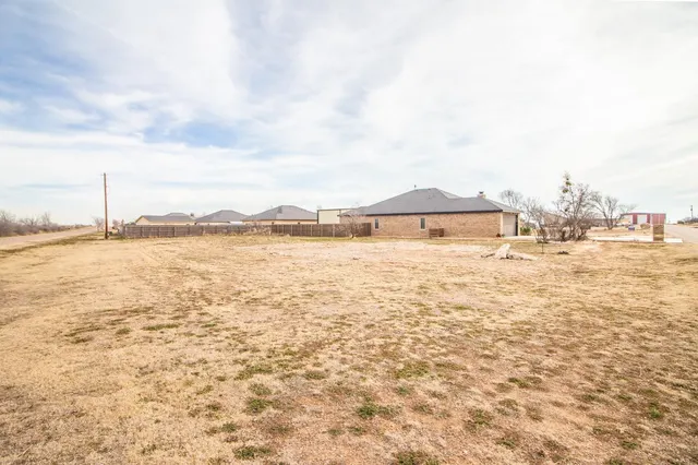 Photo 4 — 329 Mesa Drive, Lubbock, TX 79404