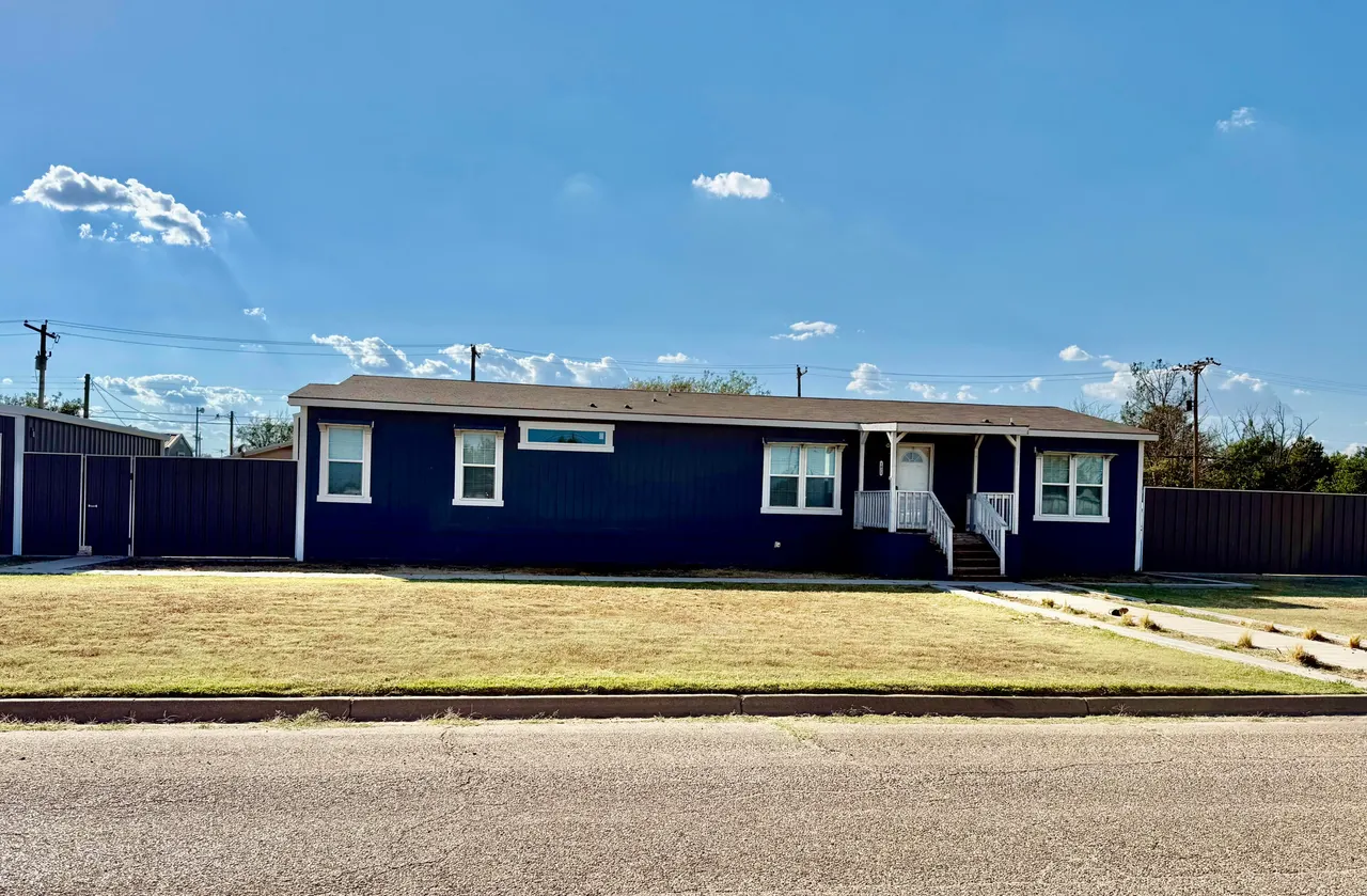 Front exterior — 1021 Ave N, Ralls, TX 79357