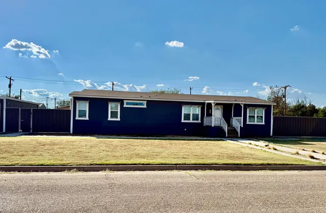 Front exterior — 1021 Ave N, Ralls, TX 79357