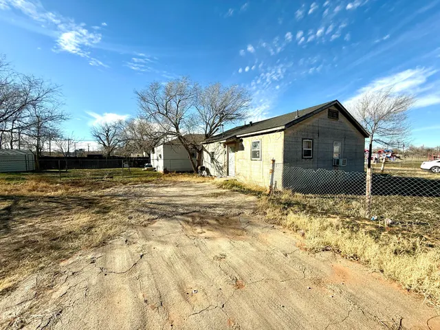 Photo 2 — 2113 2nd Place, Lubbock, TX 79415