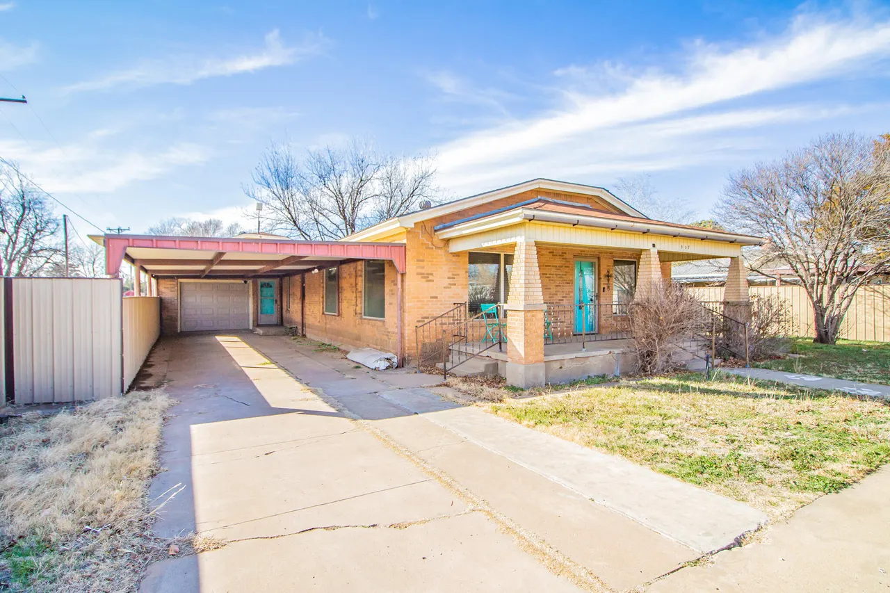 Front exterior — 907 Ave H, Hale Center, TX 79041
