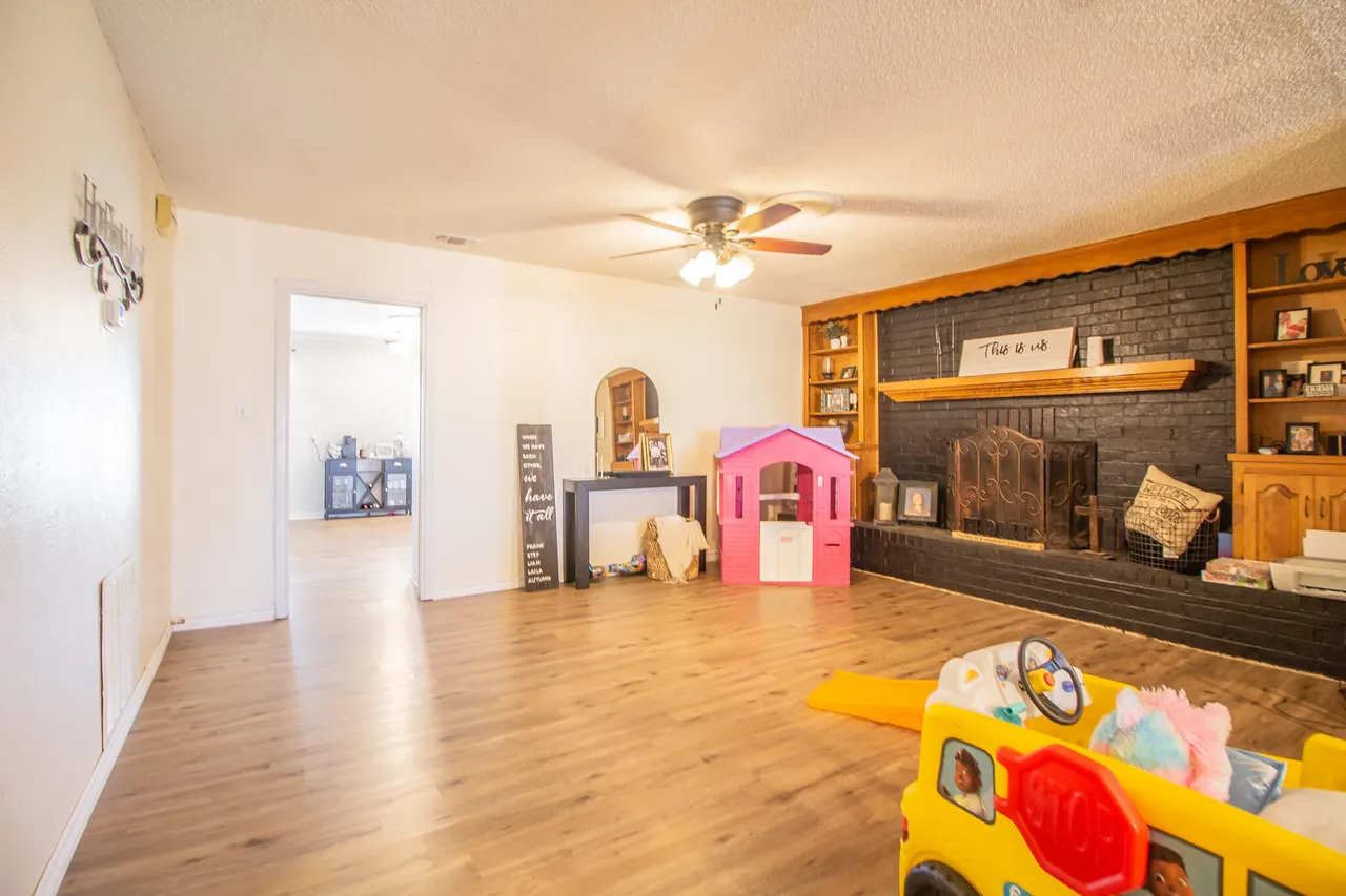 Photo 9 — 907 Ave H, Hale Center, TX 79041