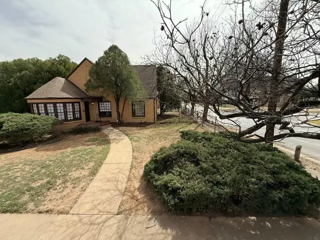 Photo 3 — 2323 20th Street, Lubbock, TX 79411