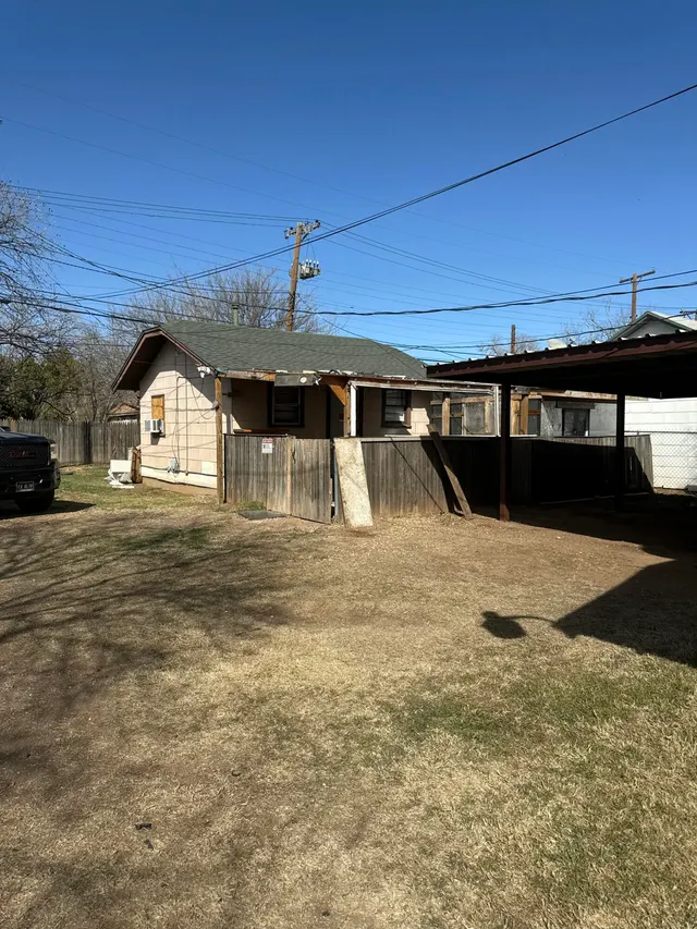 Photo 5 — 2320 21st Street, Lubbock, TX 79411
