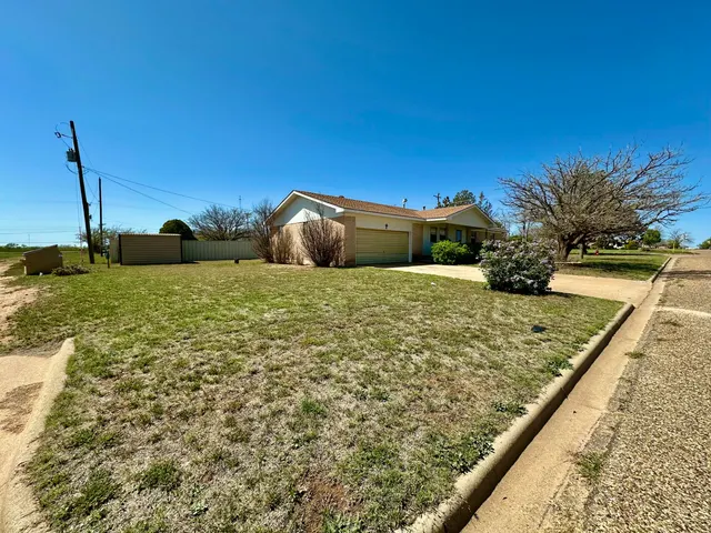 Front exterior — 700 S Bowie Avenue, Tulia, TX 79088