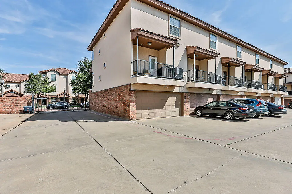 Photo 5 — 2105 Main Street # 6, Lubbock, TX 79401