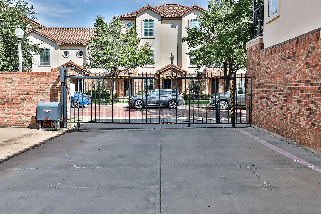Photo 4 — 2105 Main Street # 6, Lubbock, TX 79401