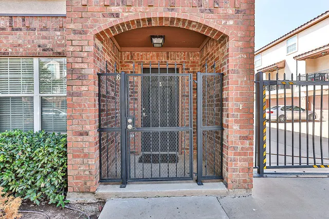 Photo 2 — 2105 Main Street # 6, Lubbock, TX 79401