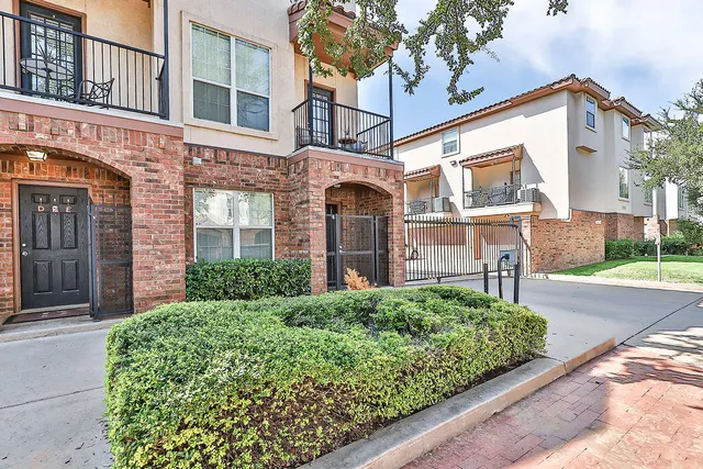 Front exterior — 2105 Main Street # 6, Lubbock, TX 79401