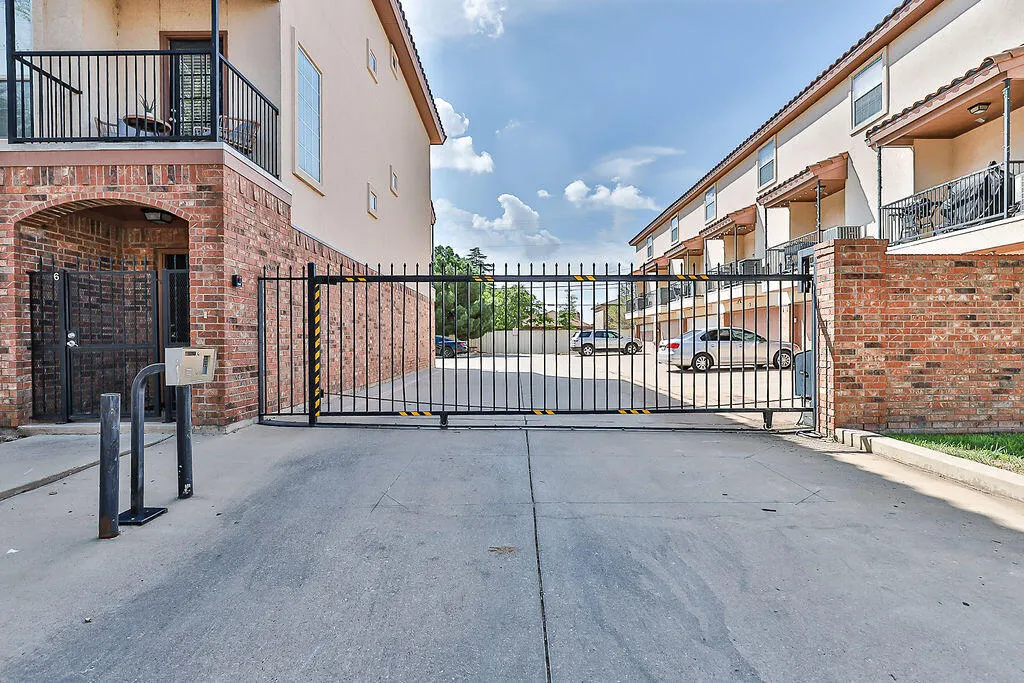 Photo 6 — 2105 Main Street # 6, Lubbock, TX 79401