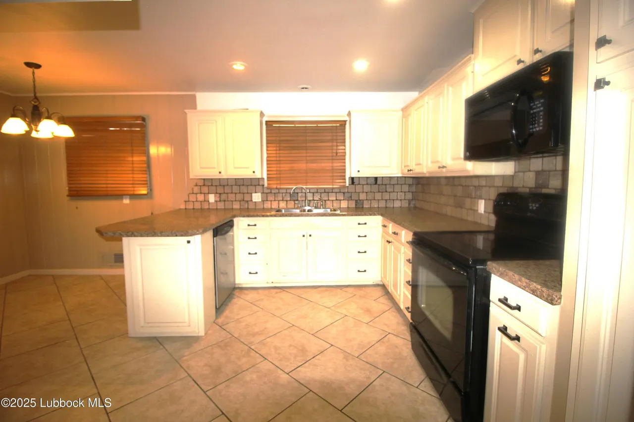 Photo 5 — 3707 38th Street, Lubbock, TX 79413