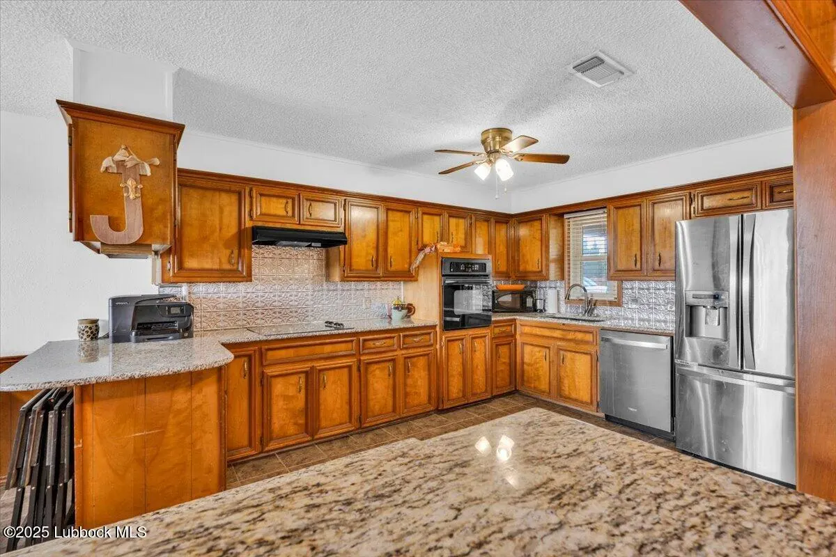 Photo 10 — 1102 Shady Oaks Lane, Brownfield, TX 79316