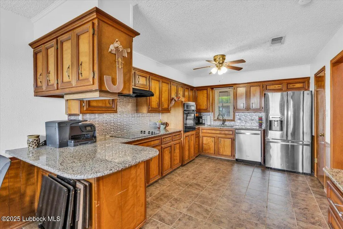 Photo 11 — 1102 Shady Oaks Lane, Brownfield, TX 79316