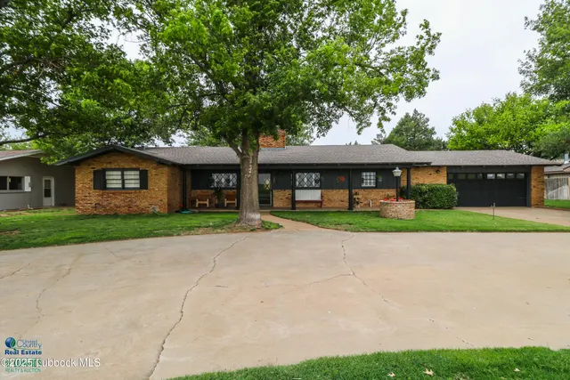 Front exterior — 827 N Amherst Road, Earth, TX 79031