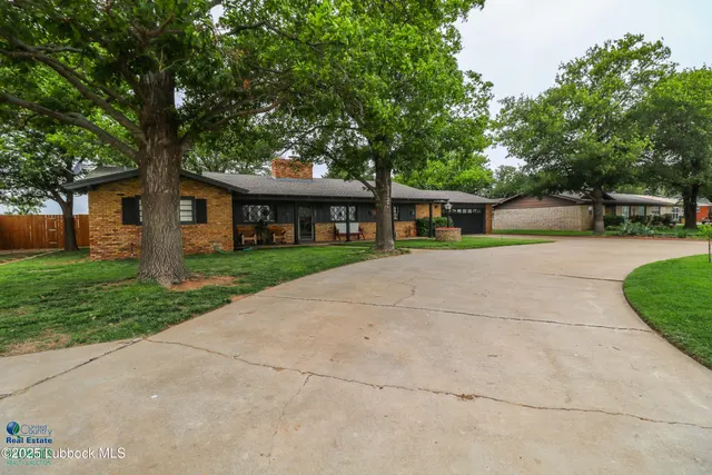 Photo 2 — 827 N Amherst Road, Earth, TX 79031
