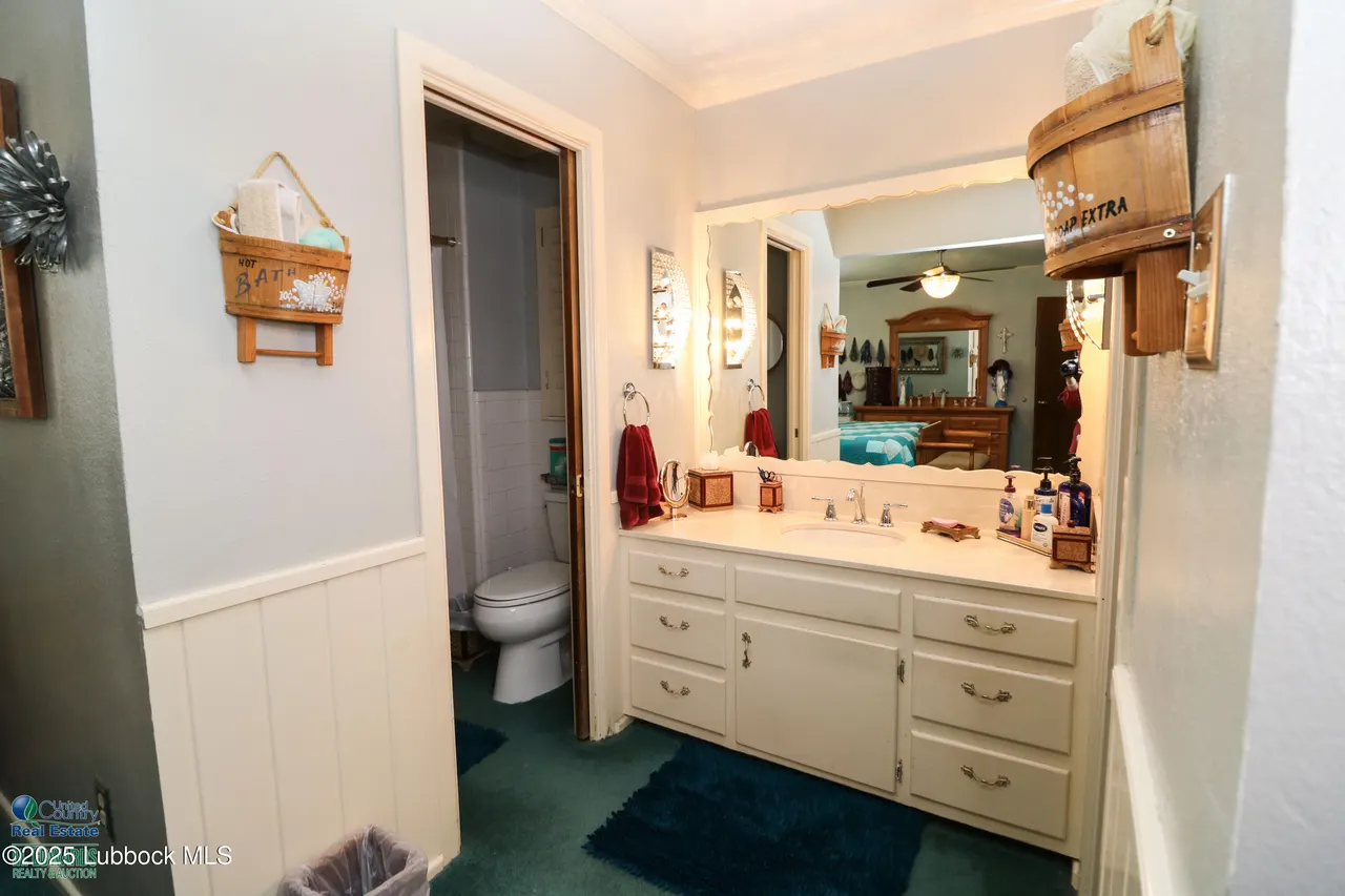 Photo 10 — 827 N Amherst Road, Earth, TX 79031