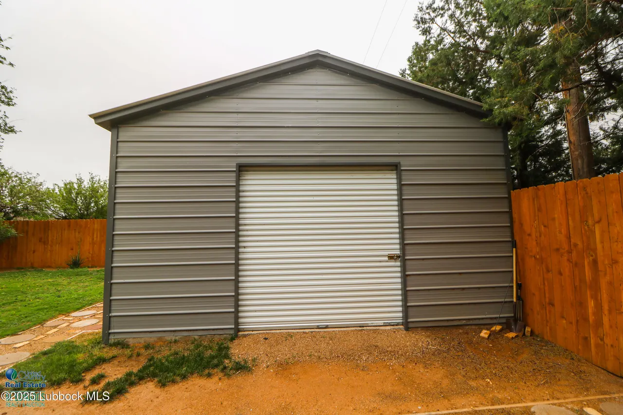 Photo 21 — 827 N Amherst Road, Earth, TX 79031