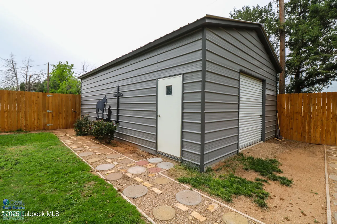 Photo 22 — 827 N Amherst Road, Earth, TX 79031