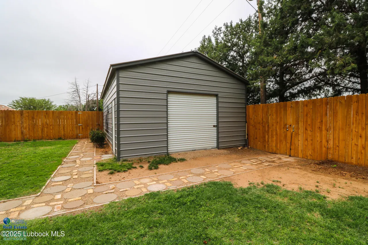 Photo 23 — 827 N Amherst Road, Earth, TX 79031