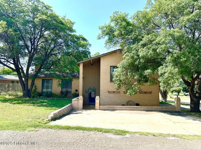 Photo 2 — 1201 Ebeling Drive, Plainview, TX 79072